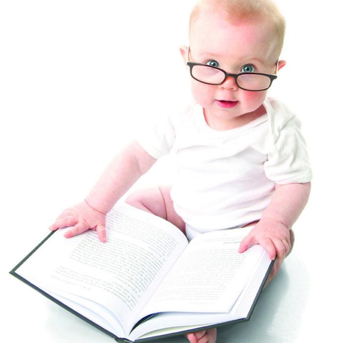 آشنا کردن نوزاد دو ماهه با دنیای کتاب