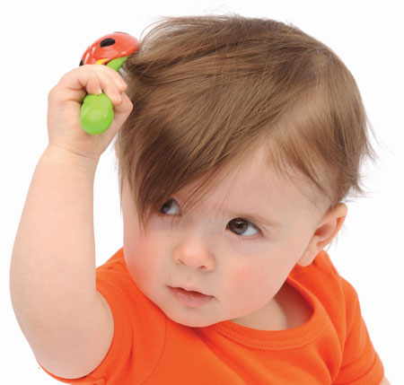 شیوه درست شانه وبرس زدن موهای نوزاد و کودک