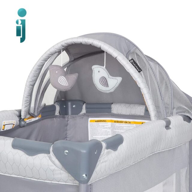 تخت و پارک بی‌بی ترند مدل Babytrend Mini Nursery Center مجهز به نوار اسباب‌بازی می‌باشد.