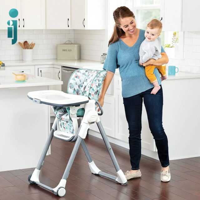 صندلی غذا گراکو swift fold به همراه صندلی طرح دار، سینی و ۲ چرخ به رنگ سفید طوسی، کودک و مادر