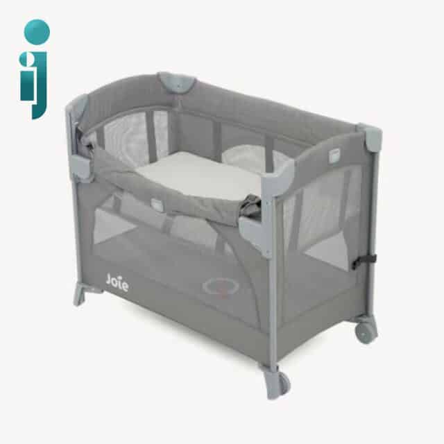تخت و پارک جویی مدل joie kubbie sleep دارای آستری مشبک برای تهویهٔ هوا