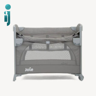 تخت و پارک جویی مدل joie kubbie sleep 5 دارای تسمه هایی ایمن برای وصل کردن تخت به تخت والدین
