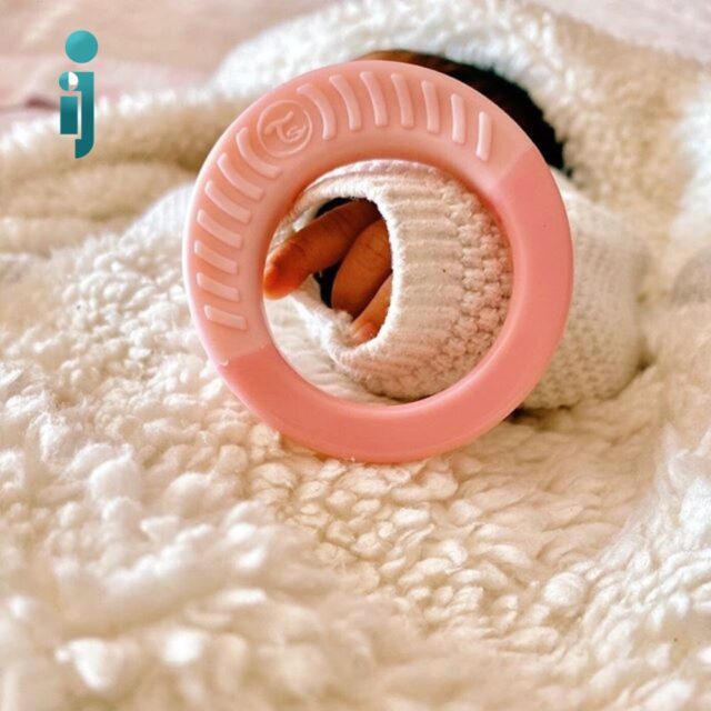 دندانگیر حلقه ای تویست شیک مدل‬ ‫Twistshake ‬با دست کودک